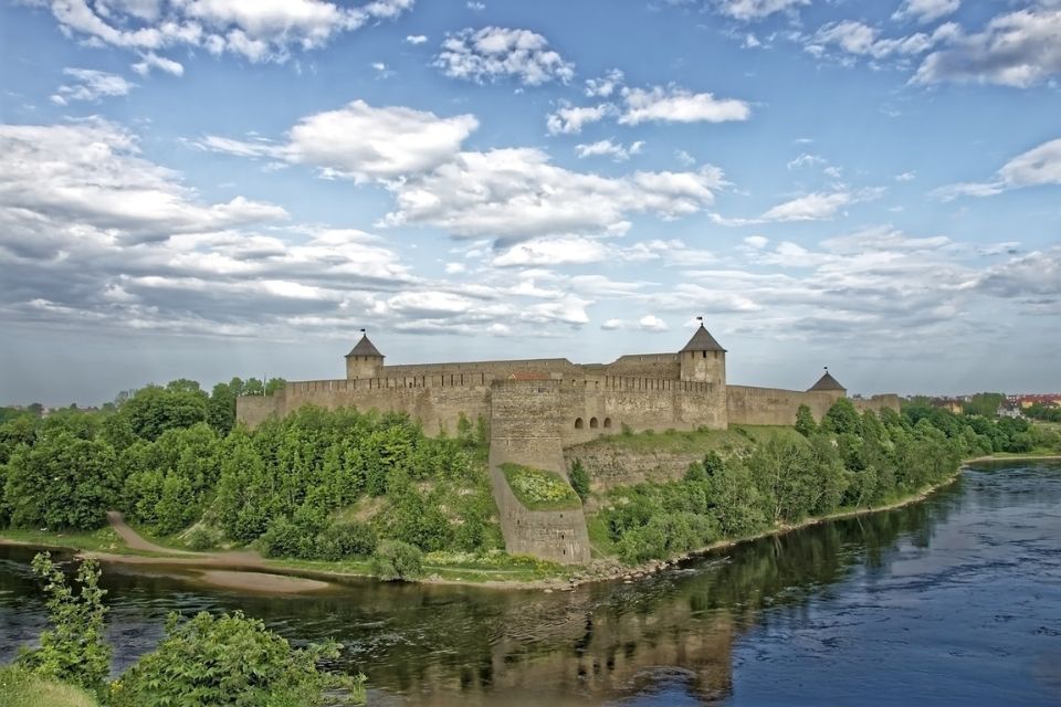 Lintasan sempadan di Narva menyaksikan lonjakan larangan masuk