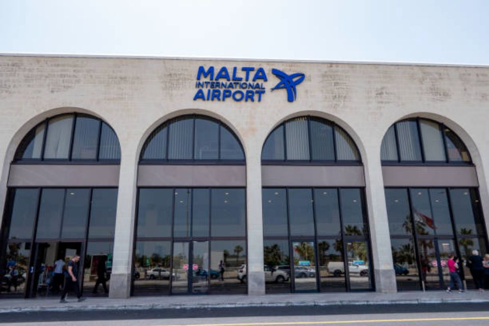 Trafik penumpang melonjak di Lapangan Terbang Malta, melepasi tahap pra-pandemik